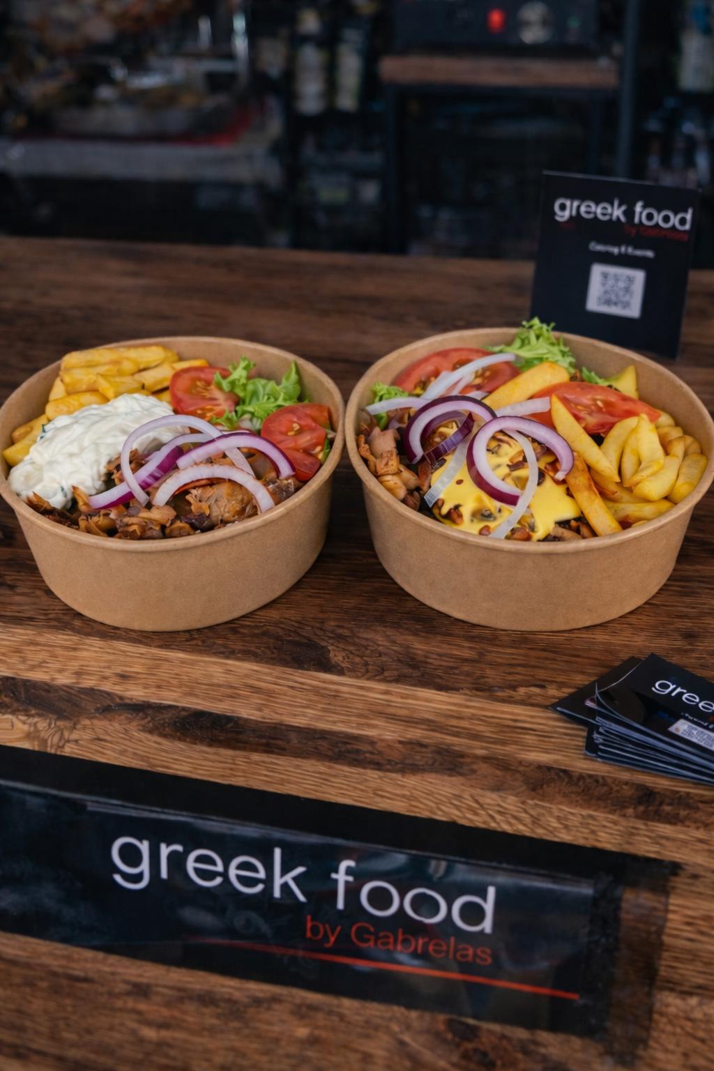 Zwei frisch angerichtete Gyros Bowls